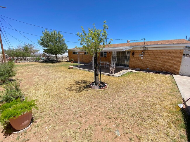 Building Photo - Northeast El Paso 4 bed(possible 5th) with...