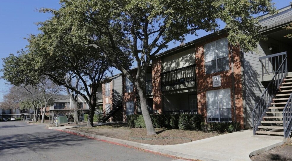 Building Photo - 18333 Roehampton Dr