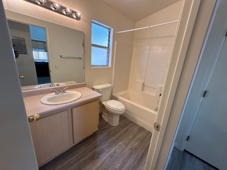 Building Photo - 811 Avenue A