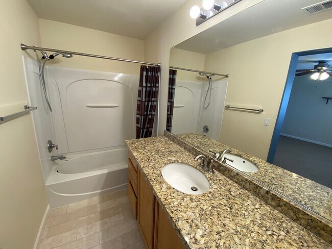 Building Photo - North Valley - 3 Bed 2 Bath - Near Water P...