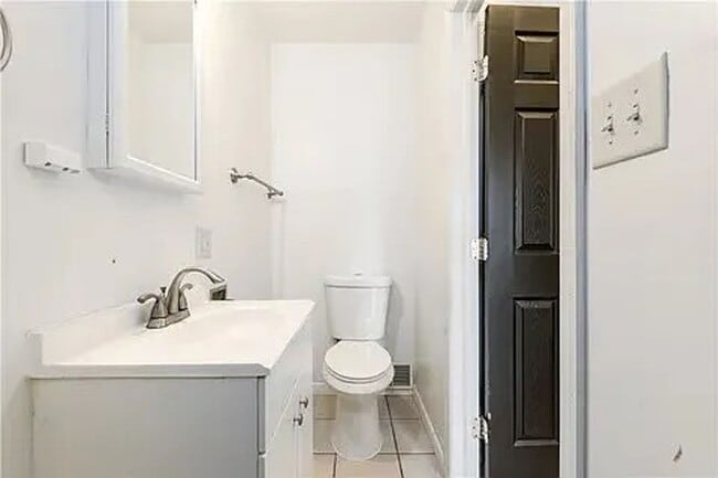 Building Photo - Pet Friendly Large 3 bedroom