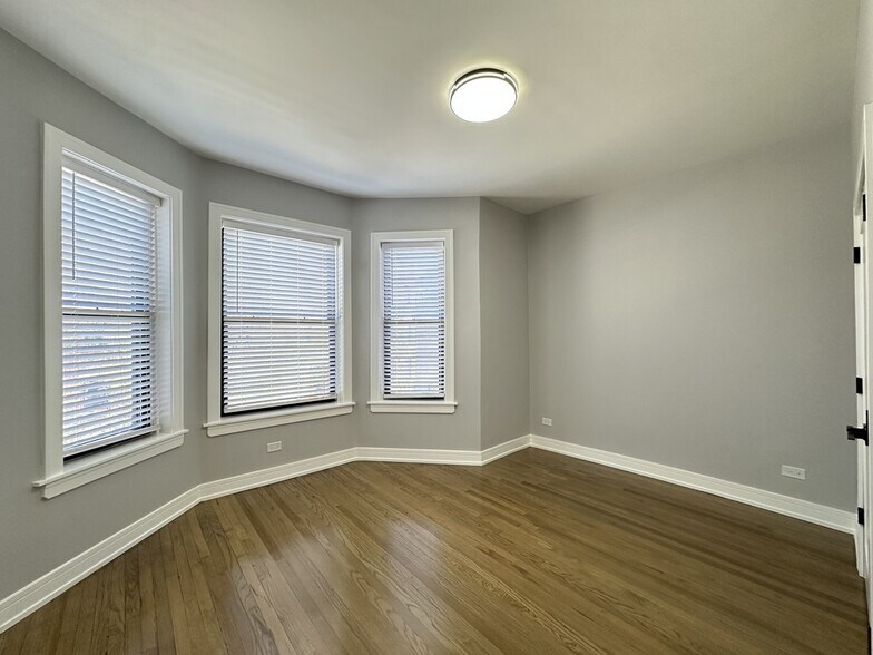 Building Photo - 3842 N Wilton Ave