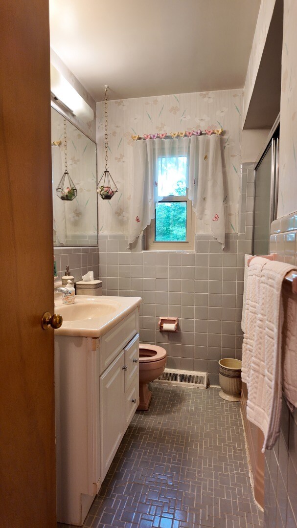 Building Photo - Charming 3-Bed Madeira Schools Home