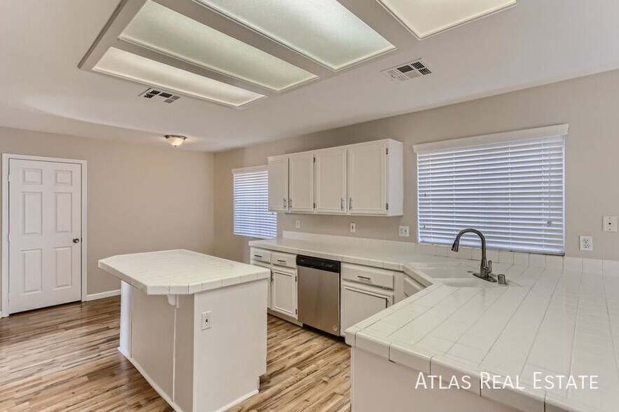 Building Photo - 8112 Dolphin Landing Dr