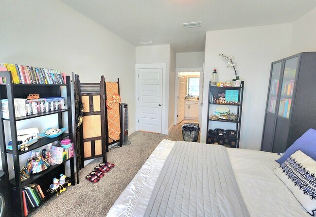 Building Photo - Stunning 4-Bed, 3-Bath Beauty, 2,117 sq. ft. of Pure Comfort and Style!