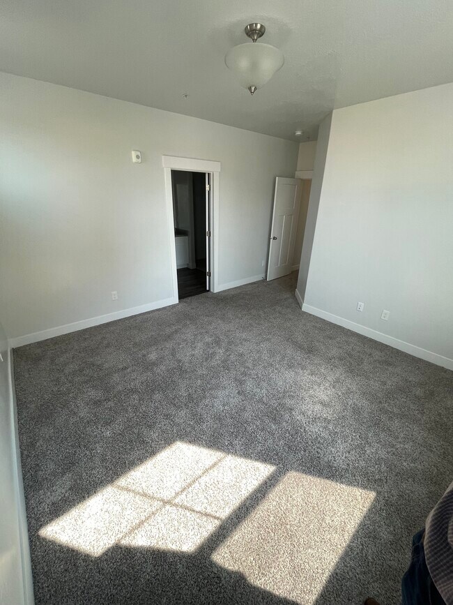 Building Photo - H-204