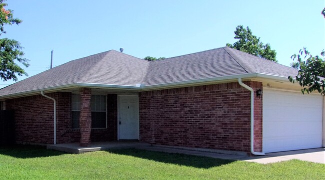 Primary Photo - 3 BED 2 BATH 2 CAR GARAGE HOME- NW OKC