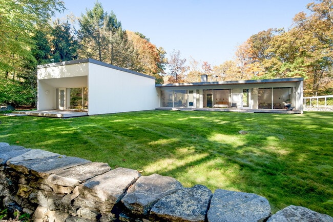 Building Photo - 431 Valley Rd