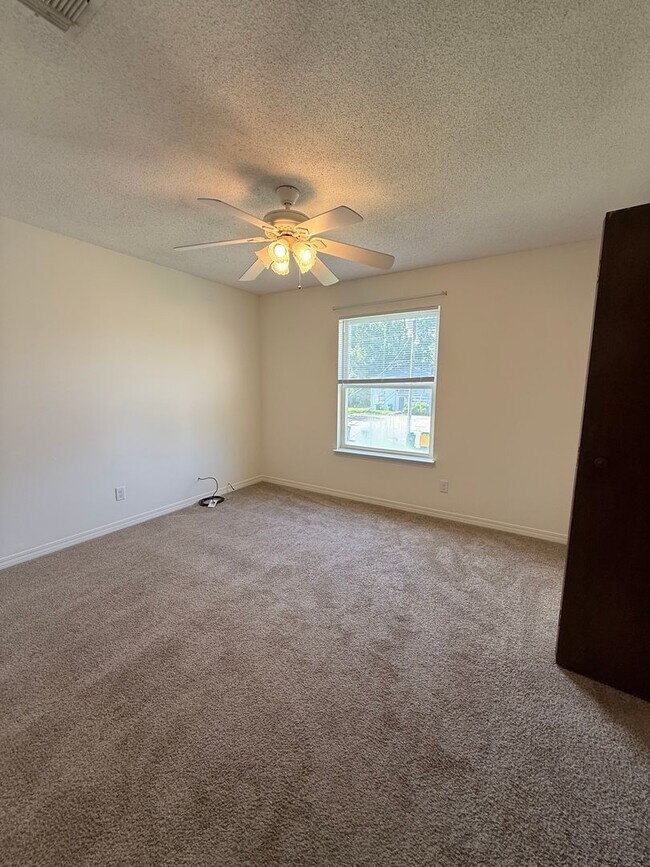 Building Photo - 513 Landview Dr