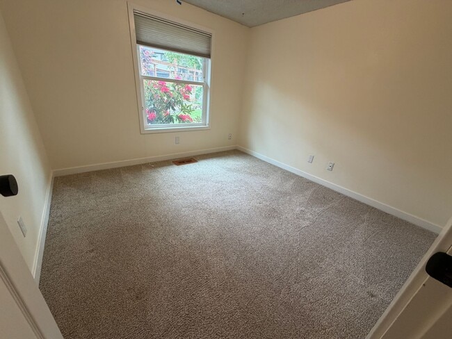 Building Photo - (969) Lance Way - 3 Bedroom / 2 Bath Home