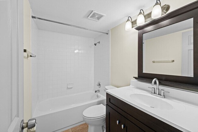 Building Photo - Oceanfront 2 Bedroom Condo with Stunning Views