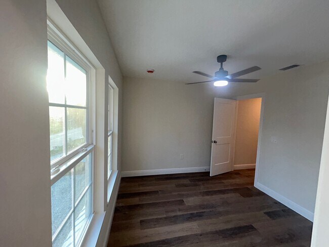 Building Photo - 206 W Fox St