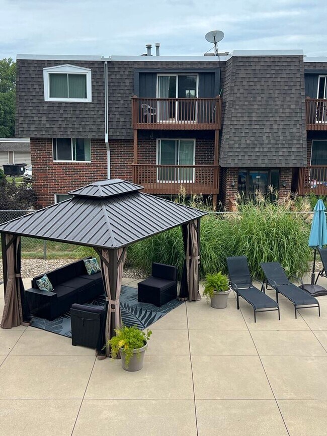 Building Photo - 2 Bedroom With Partial Pool View