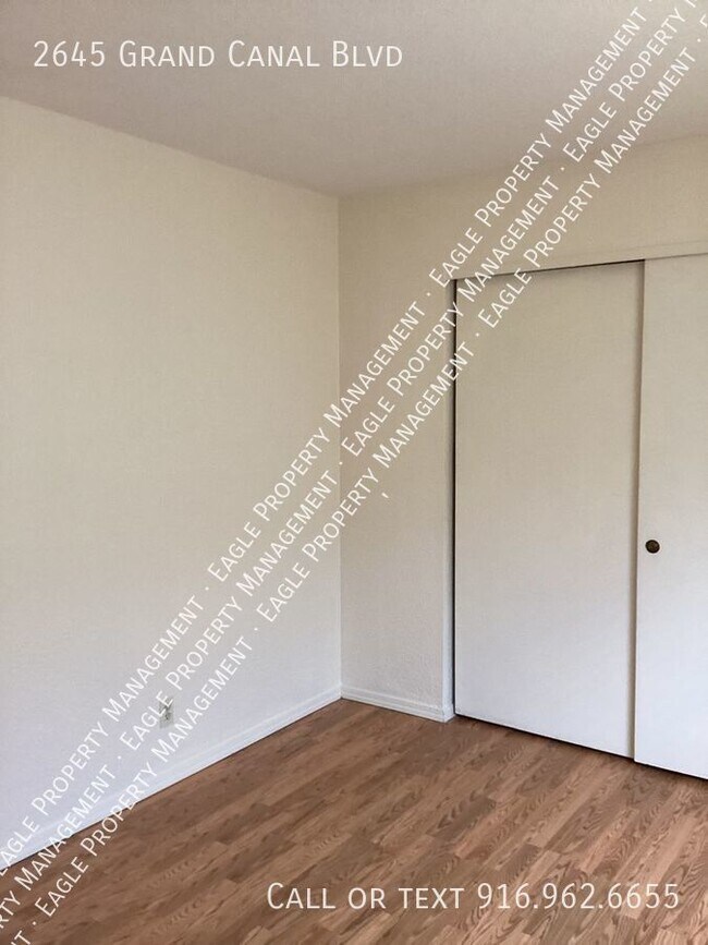 Building Photo - Nicely Updated Duplex