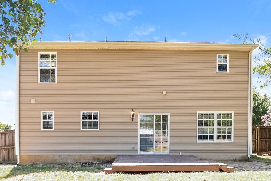 Building Photo - 1000 Lowrey Pl