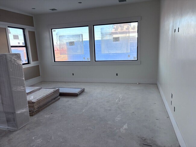 Building Photo - 5 bed 4.5 bath home with pool in Crimson Cliff Boundary