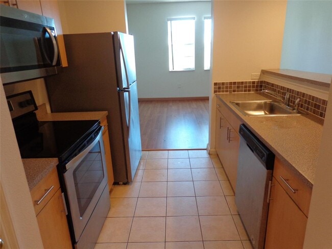 Building Photo - 533 NE 3rd Ave