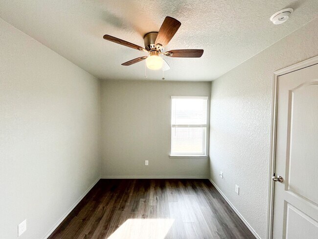 Building Photo - 1606 Risen Star Ln