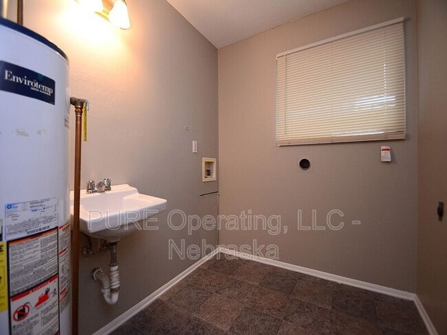 Building Photo - 8624 Templeton Dr