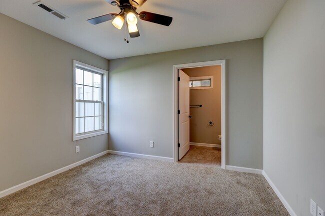 Building Photo - 1008 Meadowview Ln