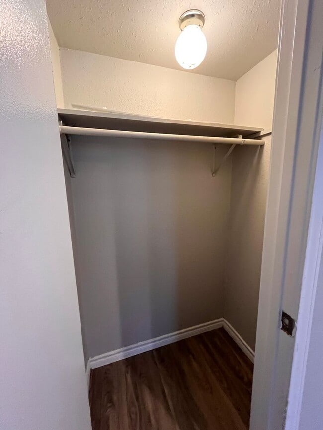 Building Photo - 2Bed/1bath Duplex in Hyde Park with Small ...