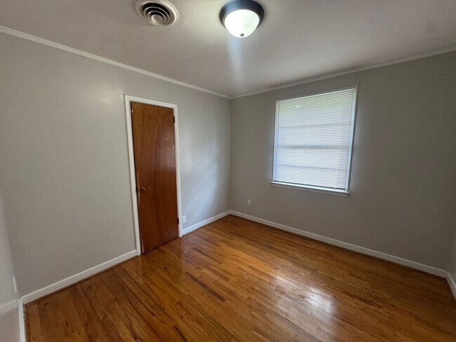 Building Photo - 1143 Lakewood Dr