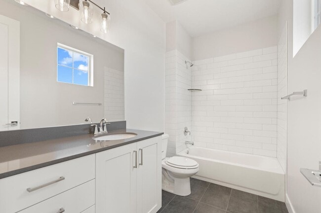 Building Photo - Cozy, Bright, and Spacious Home Nestled in Midway