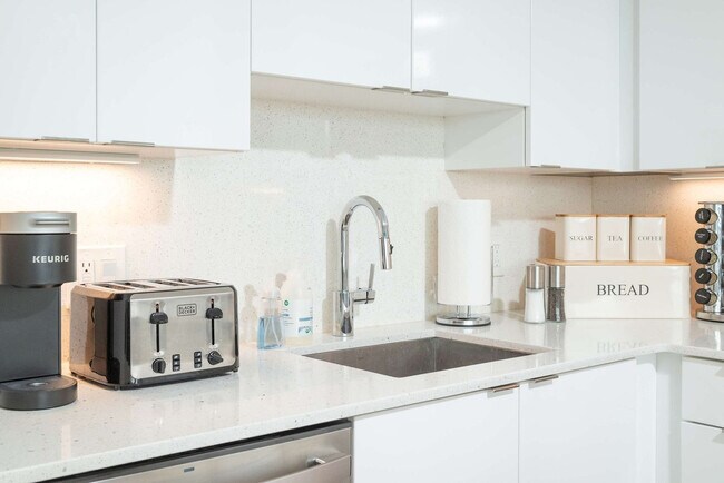 Building Photo - 677-679 Washington Street-SI ID1322145P