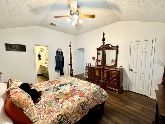 Building Photo - Charming Home in Bellmead, TX