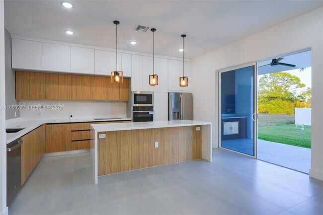 Building Photo - 5 SW 26th Pl