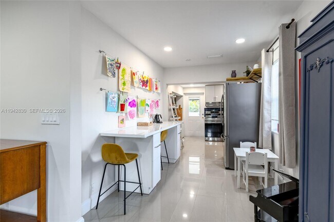 Building Photo - 320 S 28th Ave