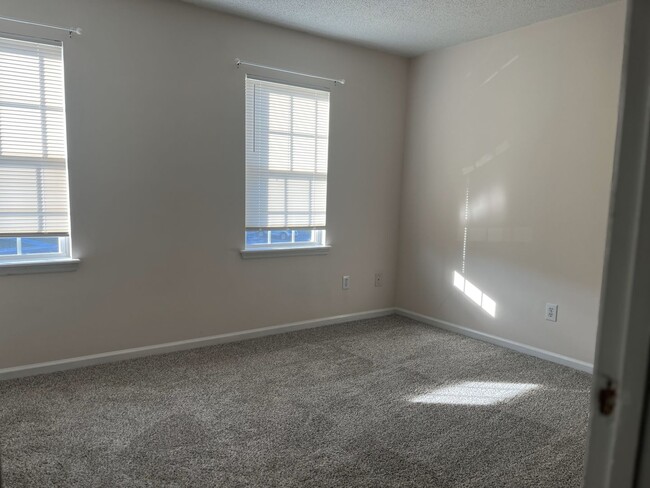 Building Photo - 200 Pinegrove Ct