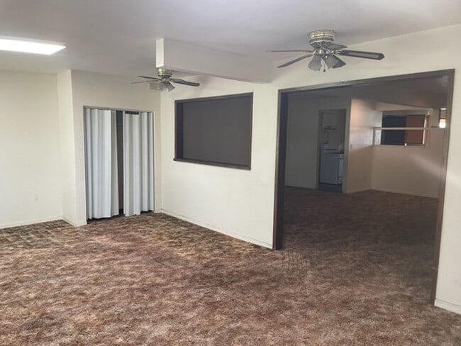 Building Photo - 2 BEDROOM 2 BATH (55+COMMUNITY)