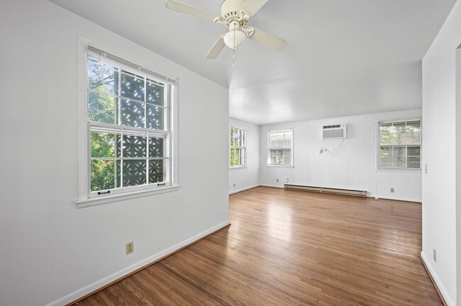 Building Photo - Amazing 2BR/1BA in the Heart of Hillsboro ...