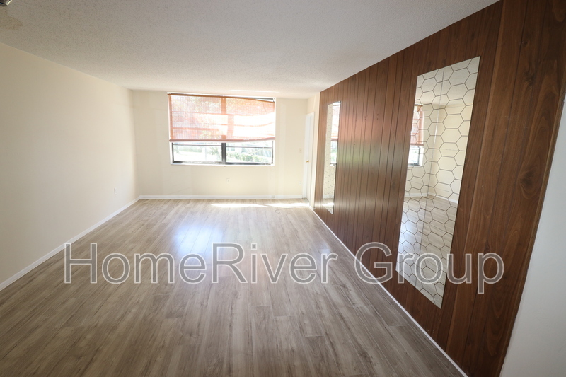 Building Photo - 10852 N Kendall Dr