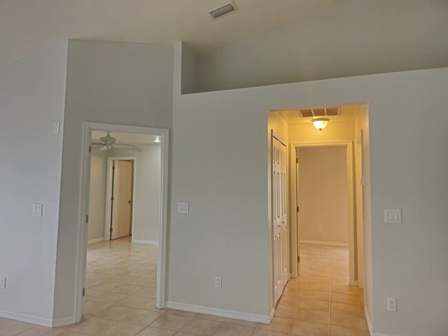 Building Photo - 3 bedroom 2 bath 1 car garage duplex