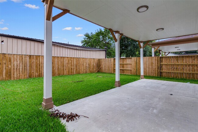 Building Photo - 2204 Hoskins Dr