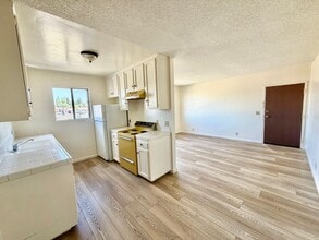 Building Photo - Upper Corner Unit with Parking