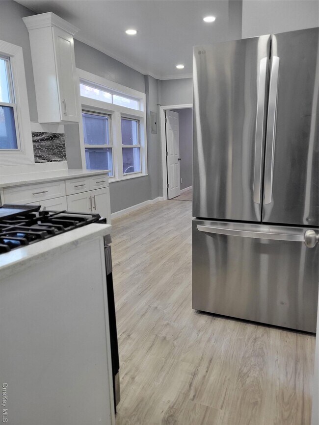 Building Photo - 871 Throgs Neck Expy