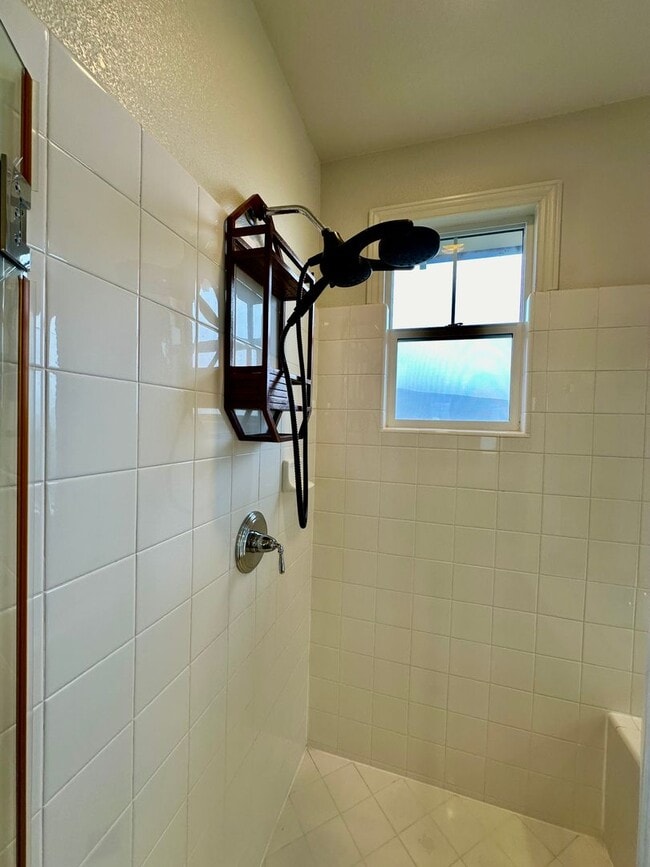 Building Photo - Large 4 Bedroom House in Hiddenbrook Commu...
