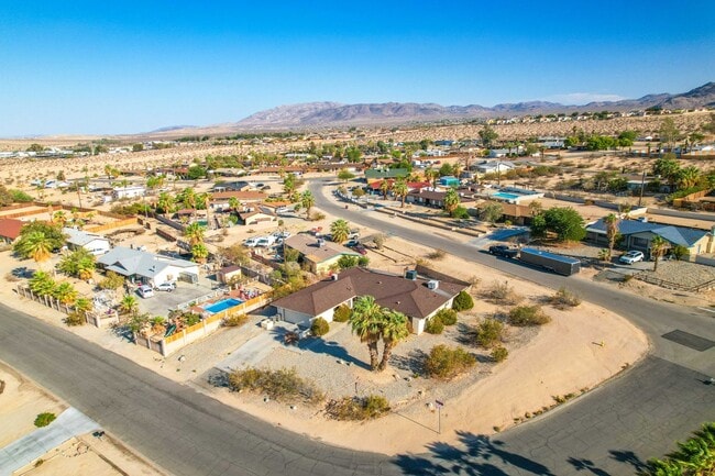 Building Photo - Must See 4 bedroom 2 bath Home