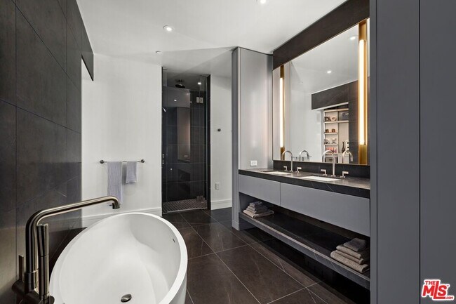 Building Photo - 211 Elm Ct