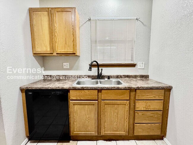 Building Photo - 3 Bed, 2 Bath Home with Garage / Pet-Friendly / Available Now!