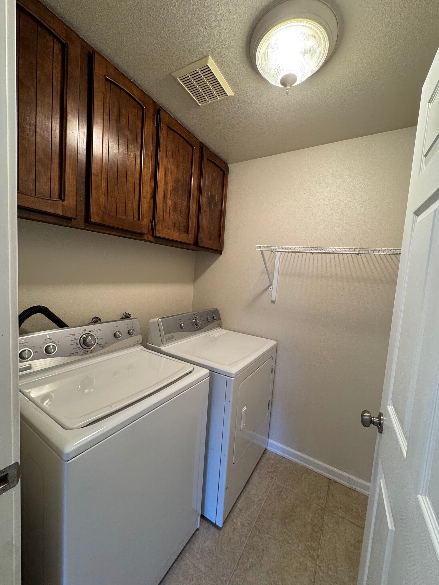 Building Photo - 9775 SW Robbins Dr