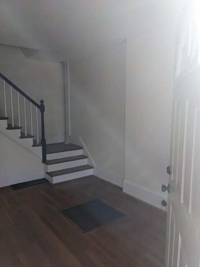 Building Photo - 216 E Fairfax Ln