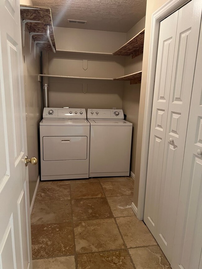 Building Photo - Brentwood Upper Level Condo - 2 Bed, 1 Bath with Washer/Dryer and Optix Internet!