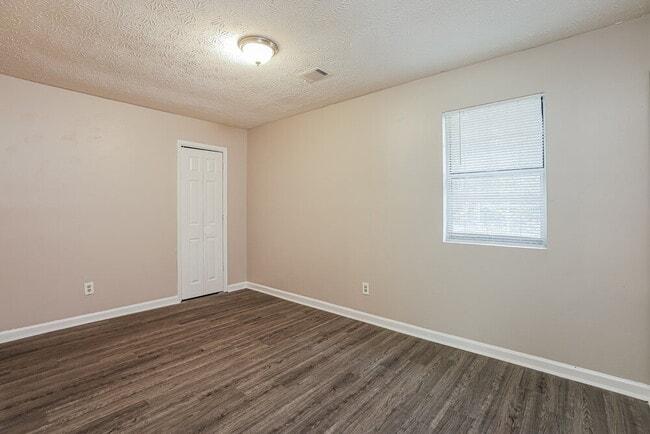 Building Photo - 3200 Carmel Dr