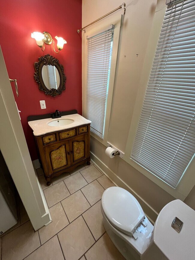 Building Photo - Premium location!  Downtown 3BR 2.5BA with 2 car garage