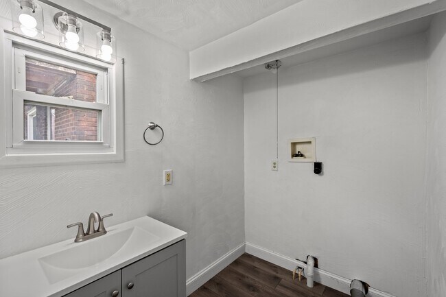 Building Photo - Stunning 2 bedroom home in North Braddock ...