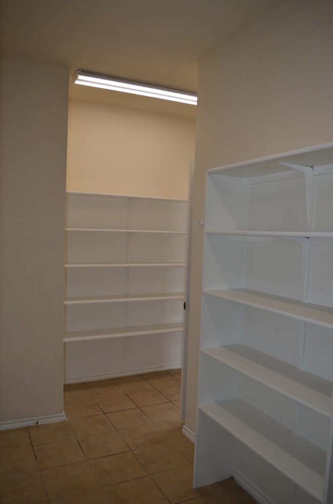 Building Photo - HUGE 5 BEDROOM HOME IN SAVANNAH HEIGHTS!